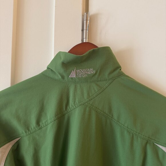 MEC Mountain Equipment Co-op Medium Windbreaker - Picture 7 of 12